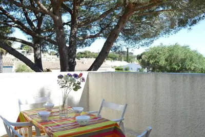 Image de Appartement moderne avec terrasse à 1500m de la plage, parking privé, lave-linge, 4 couchages
