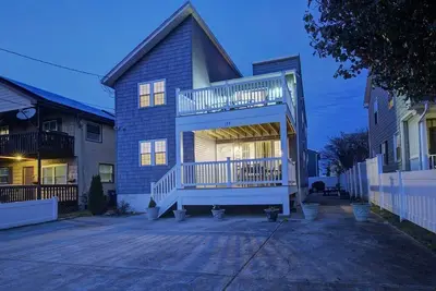 Image de Maison de plage immaculée avec de grandes terrasses, beaucoup de stationnement, proche de tout! !