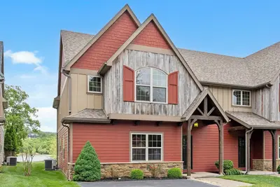 Image de Villa de luxe au bord d'un lac ~ Vue imprenable ~ 2 piscines ~ Commodités gratuites ~ Dock ~ Kayaks