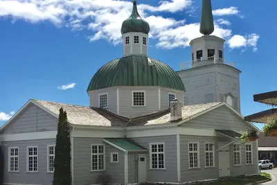 Image de Centre ville 12 w / église russe et vue sur la montagne