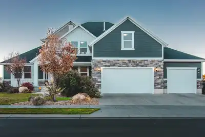 Image de Golf Home de luxe avec de larges vues ouvertes - 4500 pieds carrés, 8 chambres spacieuses, 4. 5 salles de bain! *