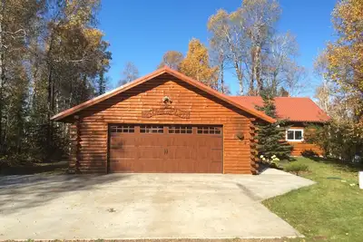 Image de Cabane en rondins rustique avec grand loft 3 chambres au total