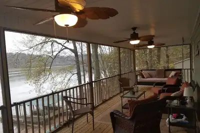 Image de Belle maison de Wheeler Lake dans une communauté tranquille.