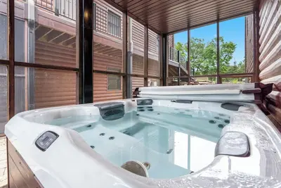 Image de Chalet de luxe au bord du lac ~ 2 piscines ~ Prestations gratuites ~ Dock ~ Kayaks ~ Mini-golf ~ Glissade d'eau