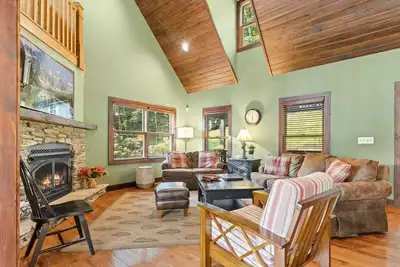 Image de Maison de montagne haut de gamme avec vue, bain à remous, table de billard, près de Blowing Rock, Boone, Ski, & More.