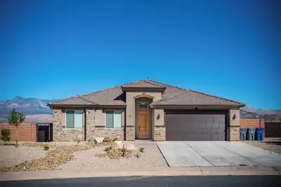 Image de Nouvelle maison moderne près de Zion avec vue sur la montagne, foyer extérieur et grill