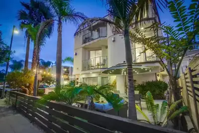 Image de Amélioré et moderne. 5 étoiles Lieu de rêve et marches sur le sable