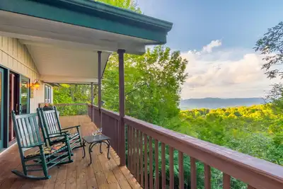 Image de Chalet de montagne en hêtre avec de grandes vues, sauna, récemment rénové, à côté du parcours de golf Beech Mtn