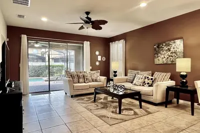 Image de Belle maison de 7 chambres avec piscine fermée, à Windsor at Westside Resort