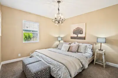 Image de Bungalow rénové - Près du centre-ville Square- 2/2