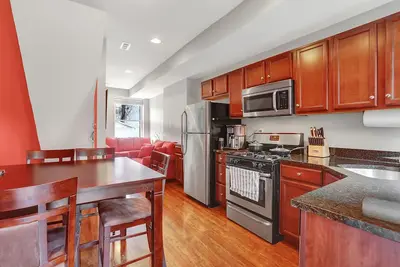 Image de Ensoleillé récemment rénové Rowhome, Fells Point Walking Distance