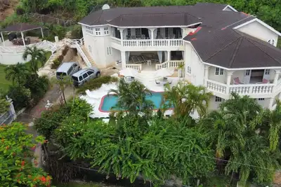 Image de Villa de luxe de 6 chambres avec salle de bains près de la plage - piscine, WiFi, A / C, personnel complet, voiture