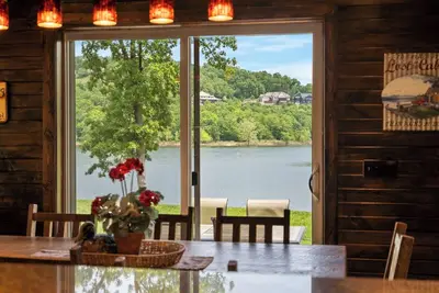 Image de Villa de luxe au bord d'un lac ~ Vue imprenable ~ 2 piscines ~ Commodités gratuites ~ Dock ~ Kayaks