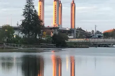 Image de Portsmouth Downtown avec vue et amenez aussi votre chien!