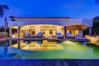 Image de * Villa Lago * Luxe Lakefront Estate à Pga West avec piscine et spa à débordement