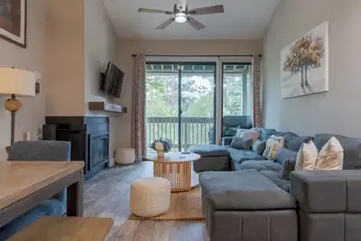 Image de Entièrement rénové et récemment meublé. Marchez jusqu'au village. 10 couchages