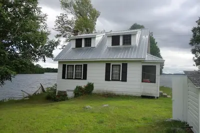 Image de Bienvenue à Sweets Point, Heritage Cottage Secluded sur la rive du lac Bobs, Ontario