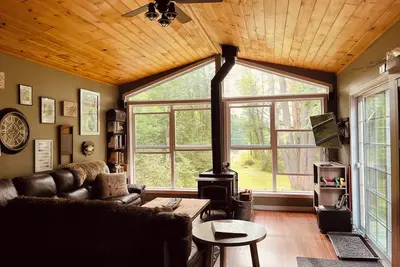 Image de Au bord du lac Cottage confortable à seulement 2, 5 heures de T. O