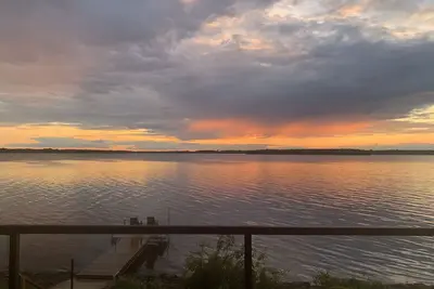 Image de Héritage House - Plus de 250 pieds de front de mer sur la baie de Quinte