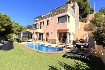 Image de Villa de luxe moderne avec vue imprenable sur la mer proche de la plage, piscine privée