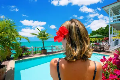 Image de Vues sur l'océan depuis chaque chambre, piscine privée, plage de Taylor Bay, salles de bains attenantes