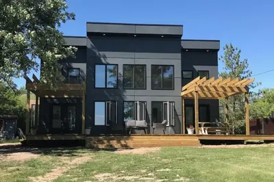 Image de chalet au bord du lac moderne de luxe à Grand Beach Manitoba