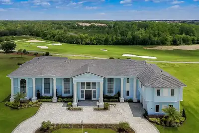 Image de 12 chambres, 12 salles de bains, 11 500 m² Ft. , Salle de jeux, salon-bar élégant, cinéma maison