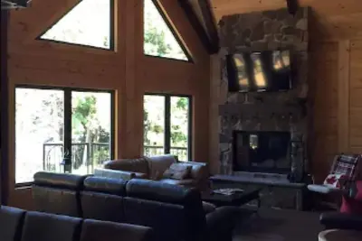 Image de 1 an Nouveau, grand, confortable, chalet en rondins moderne à Muskoka! Les traîneaux! Familles ou couples!