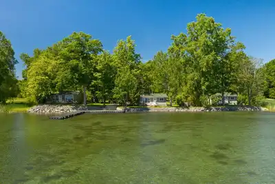 Image de Cottage Waterfront \"Comfort County\" - Milford Ontario