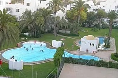 Image de Spacieux appartement de 2 chambres grande terrasse Une Tv / C. Wifi. Près de Beach & Golf