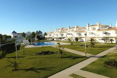 Image de T2 de luxe en copropriété privée avec piscine et court de tennis