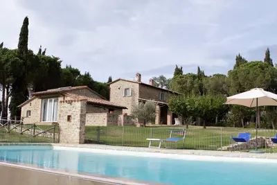 Image de Villa spacieuse avec piscine dans un paysage magnifique et des villages pittoresques