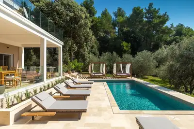 Image de Villa avec vue sur la mer et piscine dans un paysage protégé «Kamenjak»