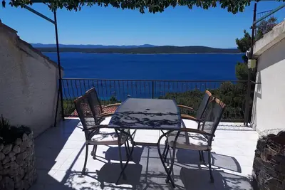 Image de Appartement d'une chambre avec la terrasse et la vue sur le mer Zavala, Hvar (A-8912-a)