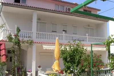 confortables balcons des appartements climatisés en plein cœur de Rab