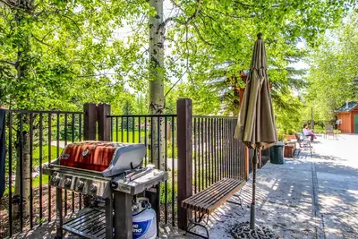 Image de Maison familiale avec piscine partagée, bain à remous, tennis - dans le centre!
