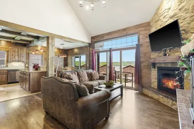 Image de Luxe Lakefront Villa-MiniGolf-Lazy River-Huge Piscine ~ Kayaks ~ Dock ~ 2Mi à Sdc