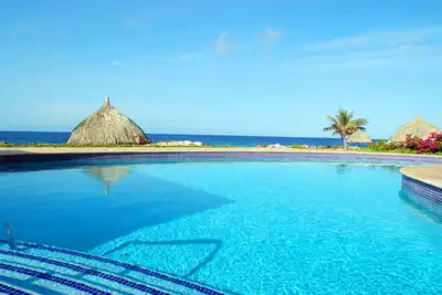 Image de Condo contemporain spacieux face à l'océan avec vue magnifique sur l'océan et plage privée