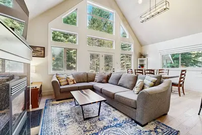 Image de Accueil w / spa et piscine partagés - à proximité du parcours de golf, du lac et des stations de ski!