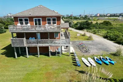 Image de Obx Beach House + Bikes-Paddle Boards-Kayaks-Chaises de plage-Ac-Cable Tv-WiFi gratuit