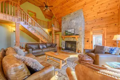 Image de Log Cabin dans une communauté fermée, vue sur la montagne, salle de jeux, billard, 2 suites king & More
