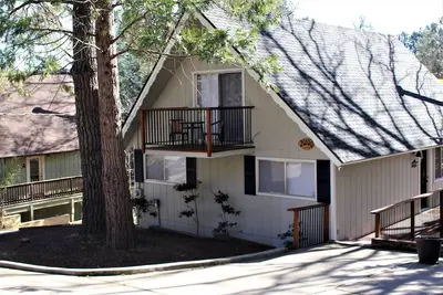 Image de Escapade à Pine Mountain Lake ~ WiFi gratuit ~ Avec vue sur le parcours de golf!