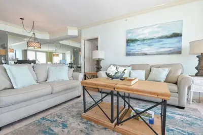 Image de Condo récemment rénové en bord de mer. Deux chambres face à la plage! Service de plage gratuit