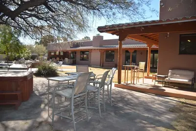 Image de Fantastique Resort comme 5 Br 5 Ba maison à Tucson Country Club, piscine, Bocce, Acre