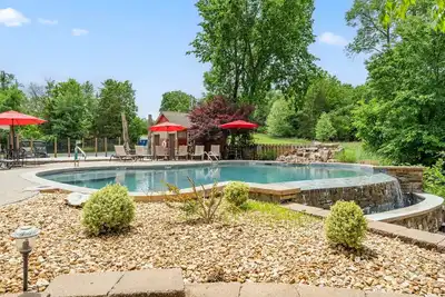 Image de Lakefront Cottage ~ Services de villégiature gratuits ~ Vues incroyables ~ Kayaks ~ 2 piscines ~ Toboggan aquatique