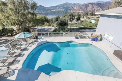 Image de Accueil avec vue sur le lac Chelan avec terrasse panoramique, piscine privée et bain à remous! Animaux acceptés