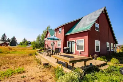 Image de Charmante et spacieuse maison de campagne avec terrasse arrière et vue sur la montagne
