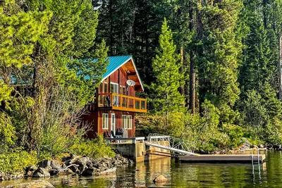 Image de Maison au bord de l'eau isolée avec terrasse spacieuse, vue imprenable sur le lac et les montagnes