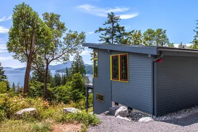 Image de New Modern Home avec de superbes Vue sur l'eau