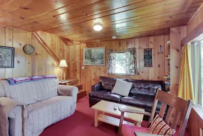 Image de Cabine au bord du lac avec un quai priv��, espace de pont, barbecue et plus encore - les chiens sont les bienvenus!